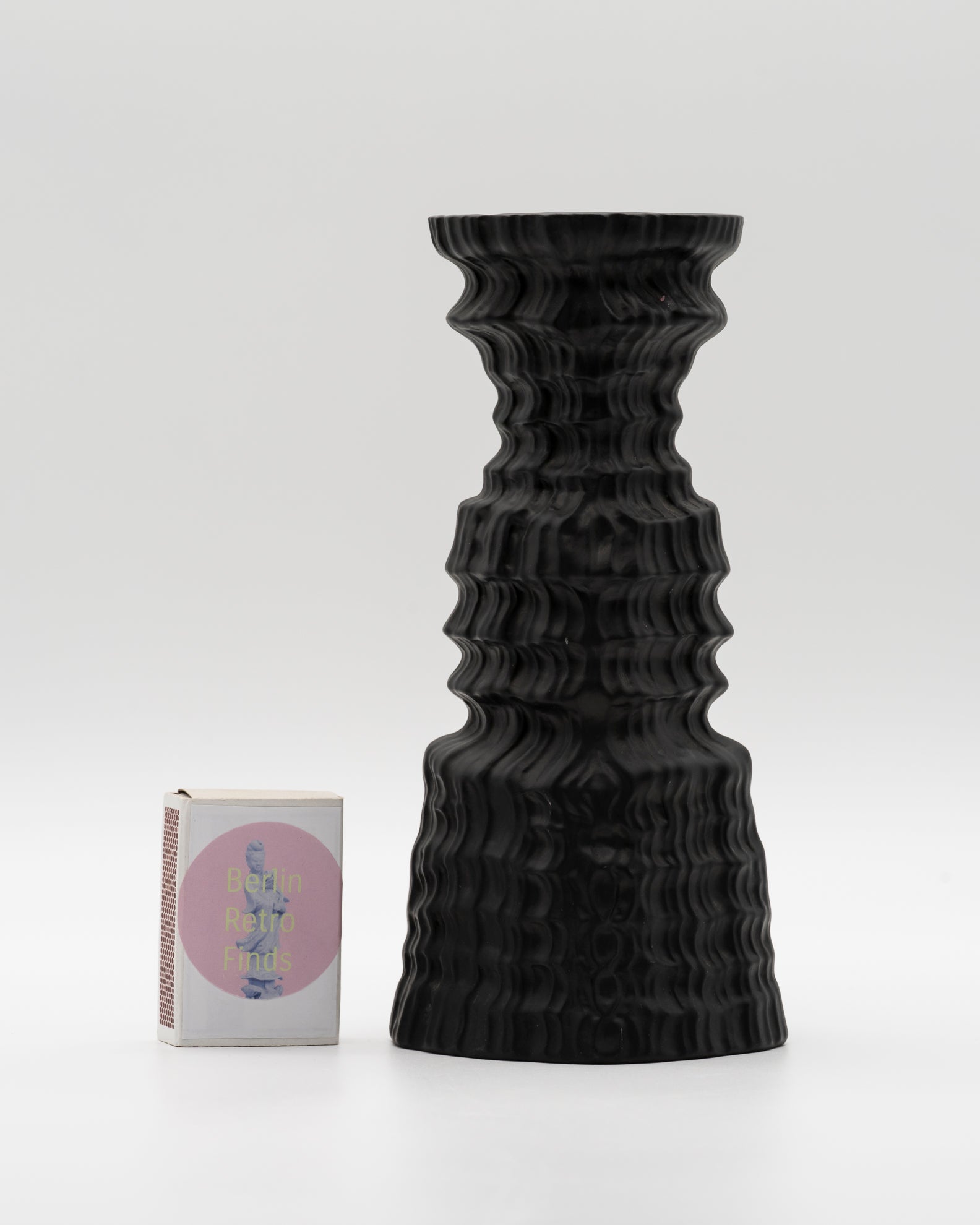 Cascade Porcelaine Noire Candleholder Duo – Martin Freyer for Rosenthal, 1970s