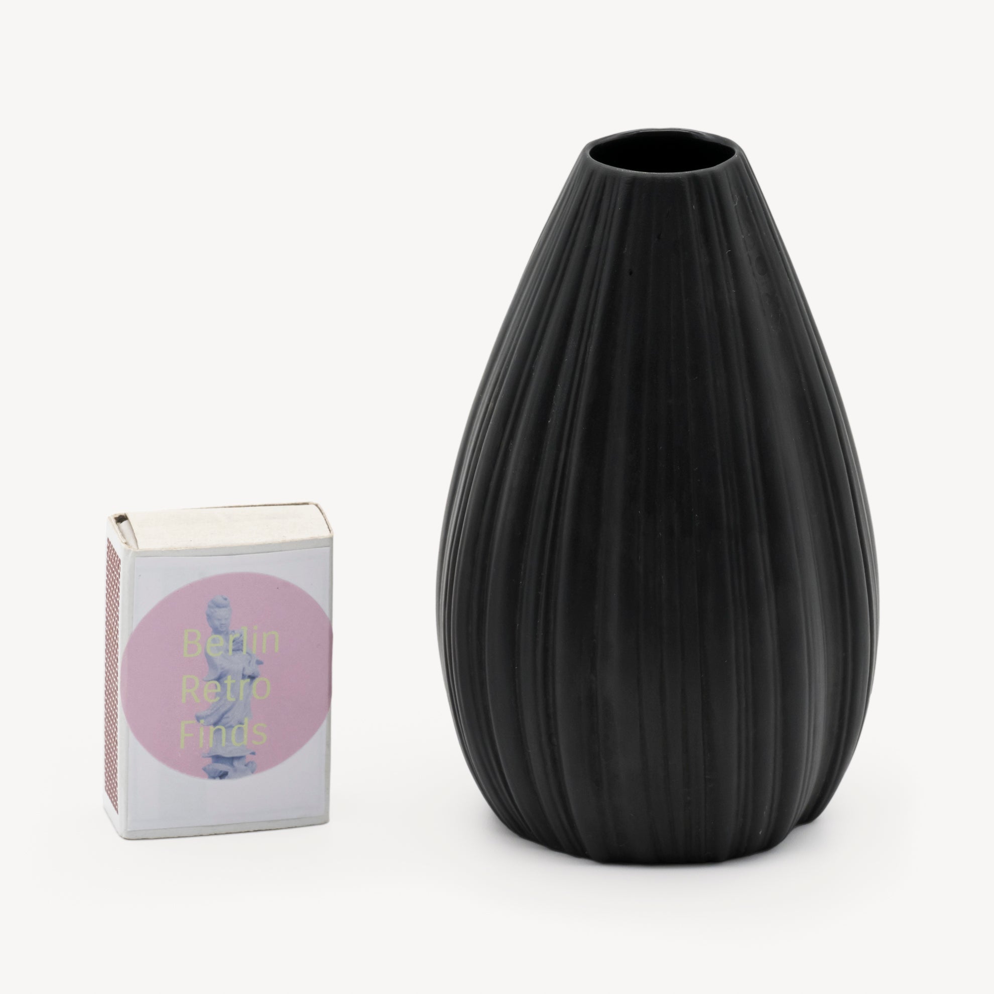 Plissée Porcelaine Noire Vase – Martin Freyer for Rosenthal, 1970s