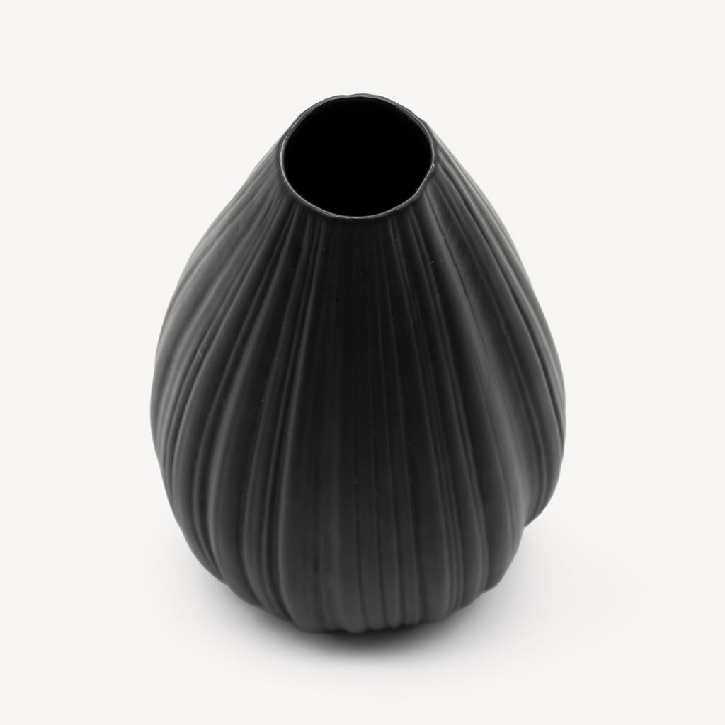 Plissée Porcelaine Noire Vase – Martin Freyer for Rosenthal, 1970s