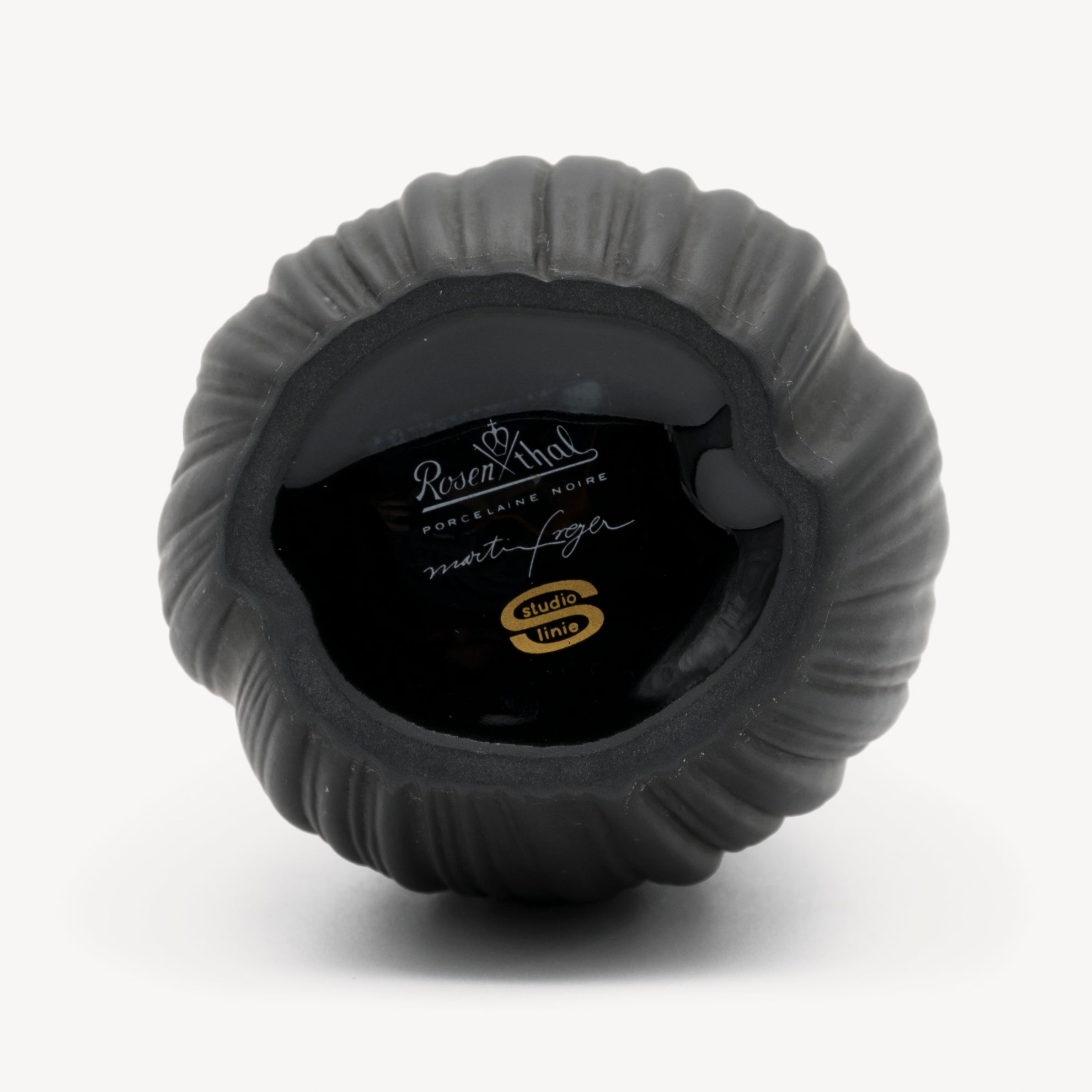 Plissée Porcelaine Noire Vase – Martin Freyer for Rosenthal, 1970s