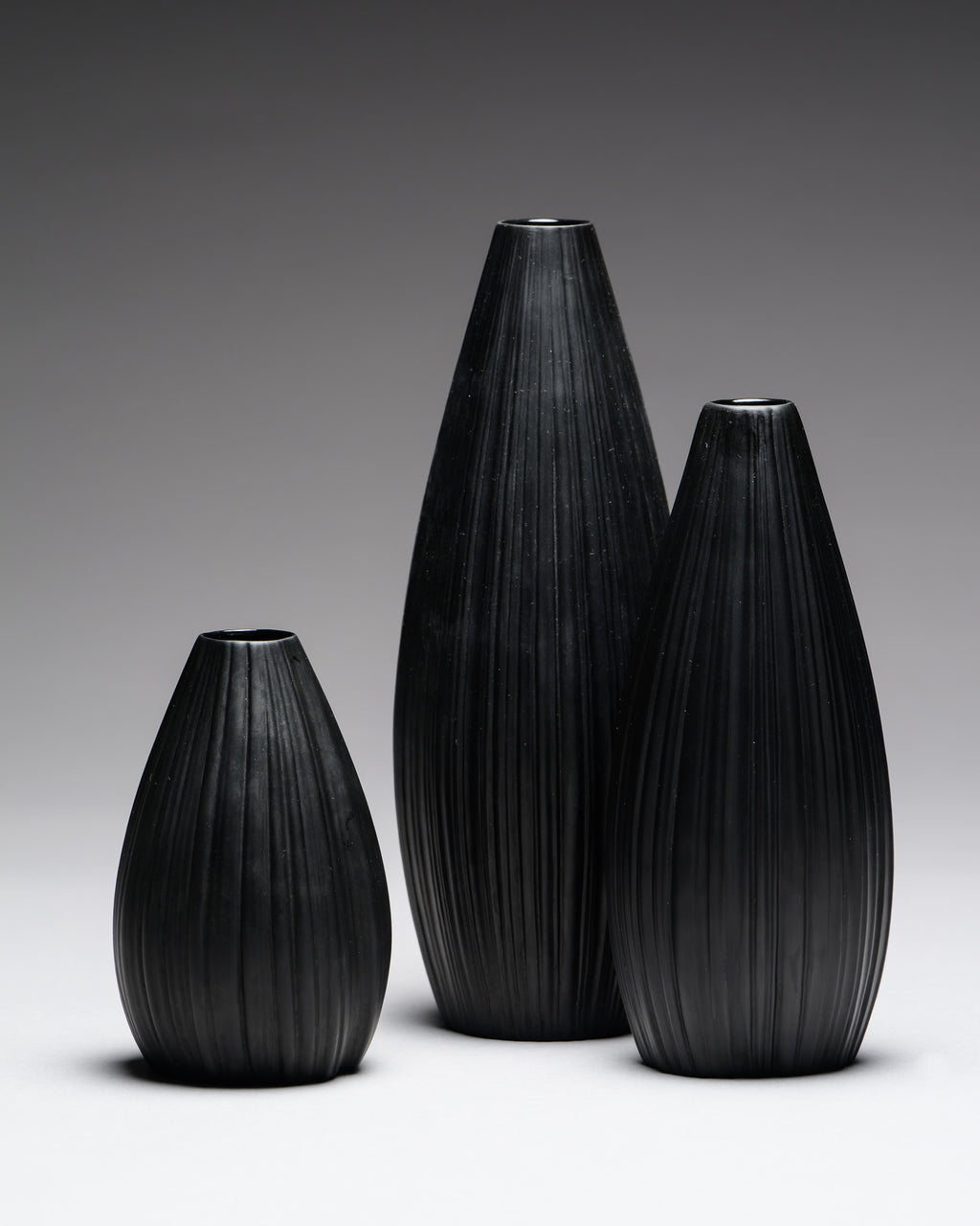 Plissée Porcelaine Noire Vase Trio – Martin Freyer for Rosenthal, 1970s