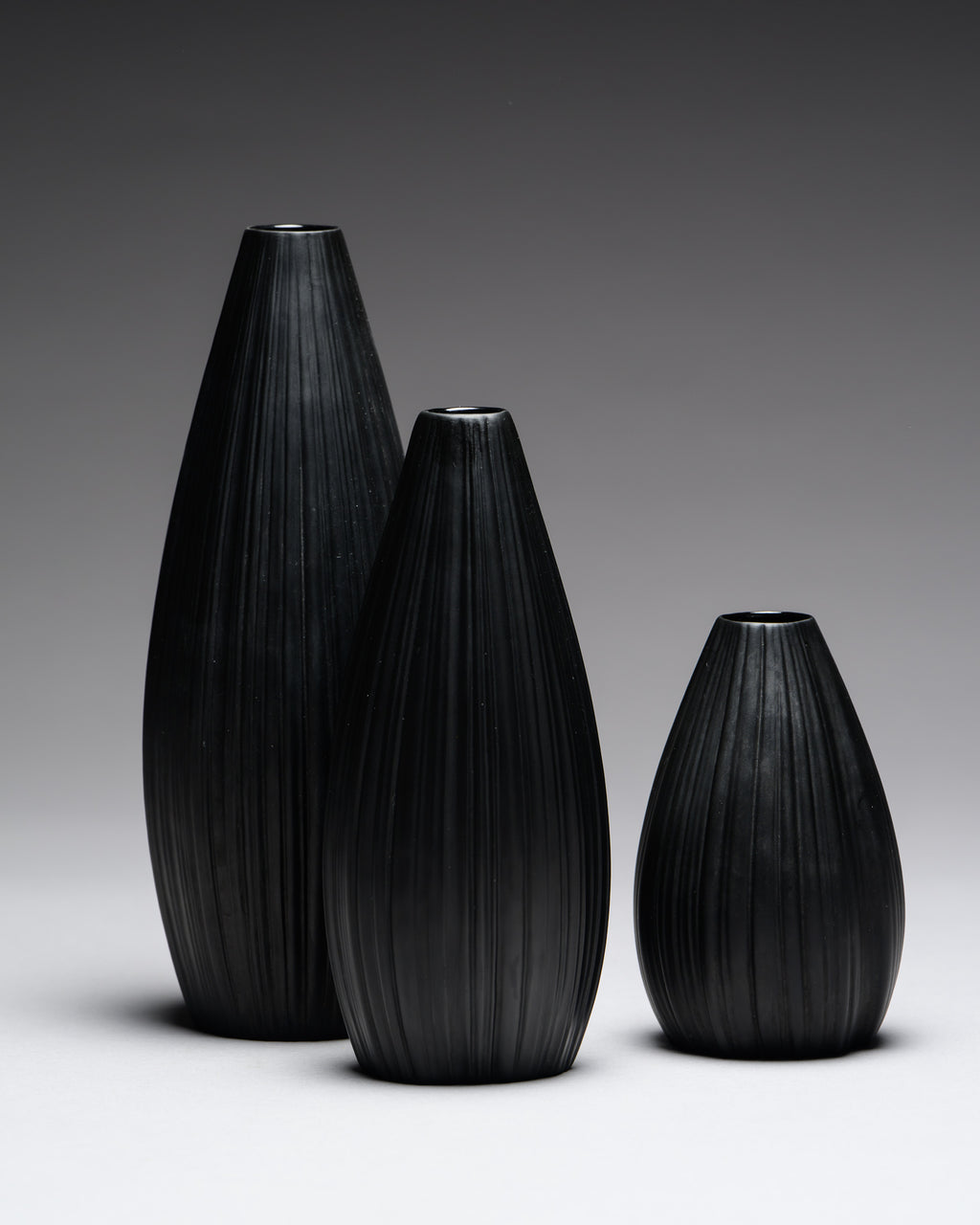 Plissée Porcelaine Noire Vase Trio – Martin Freyer for Rosenthal, 1970s