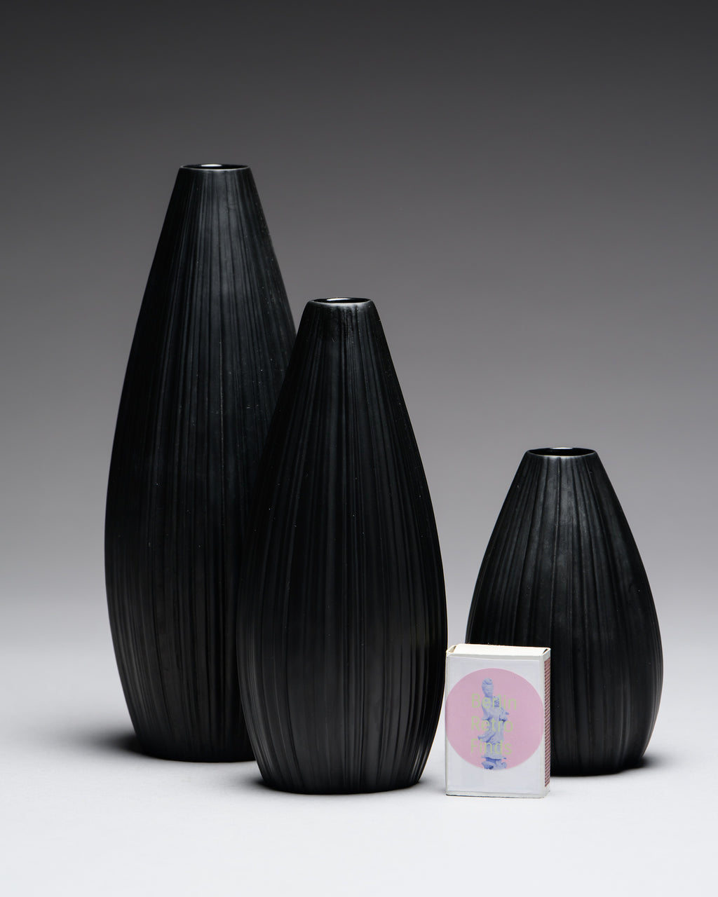 Plissée Porcelaine Noire Vase Trio – Martin Freyer for Rosenthal, 1970s