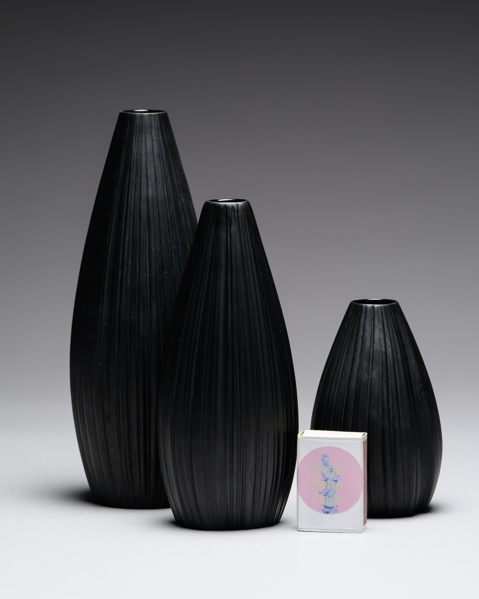 Plissée Porcelaine Noire Vase Trio – Martin Freyer for Rosenthal, 1970s