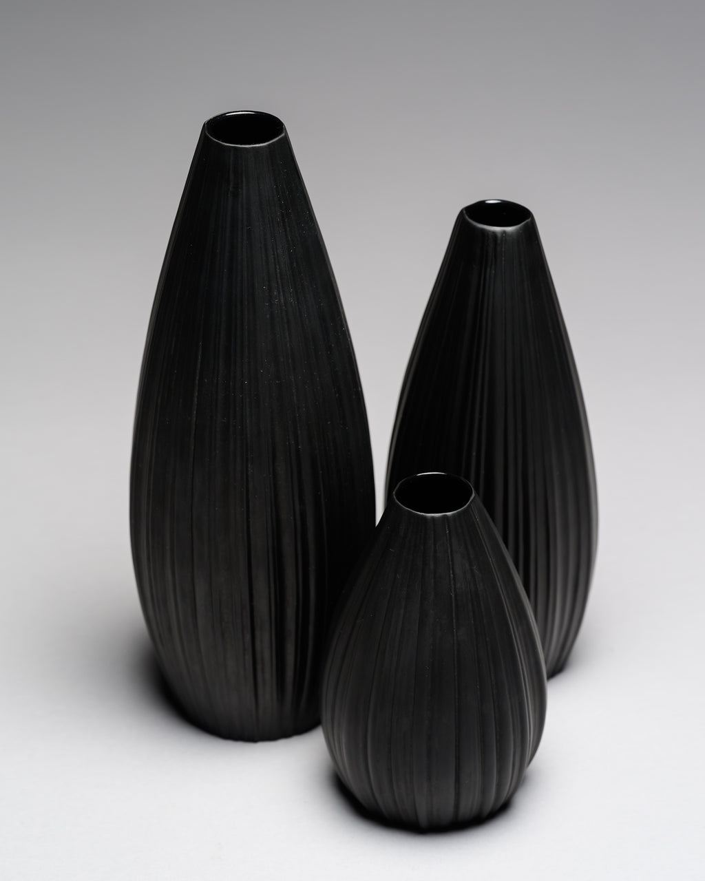 Plissée Porcelaine Noire Vase Trio – Martin Freyer for Rosenthal, 1970s
