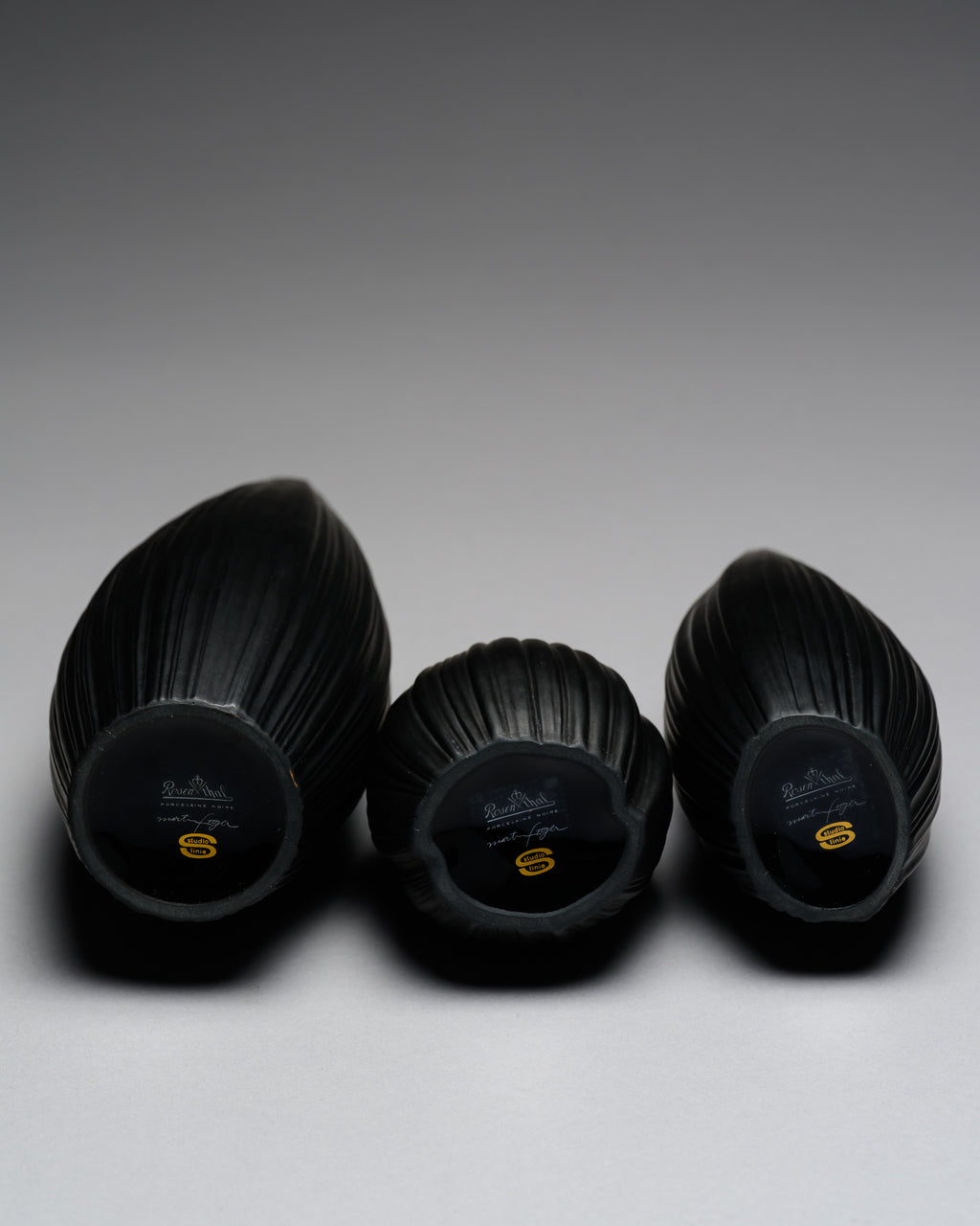 Plissée Porcelaine Noire Vase Trio – Martin Freyer for Rosenthal, 1970s