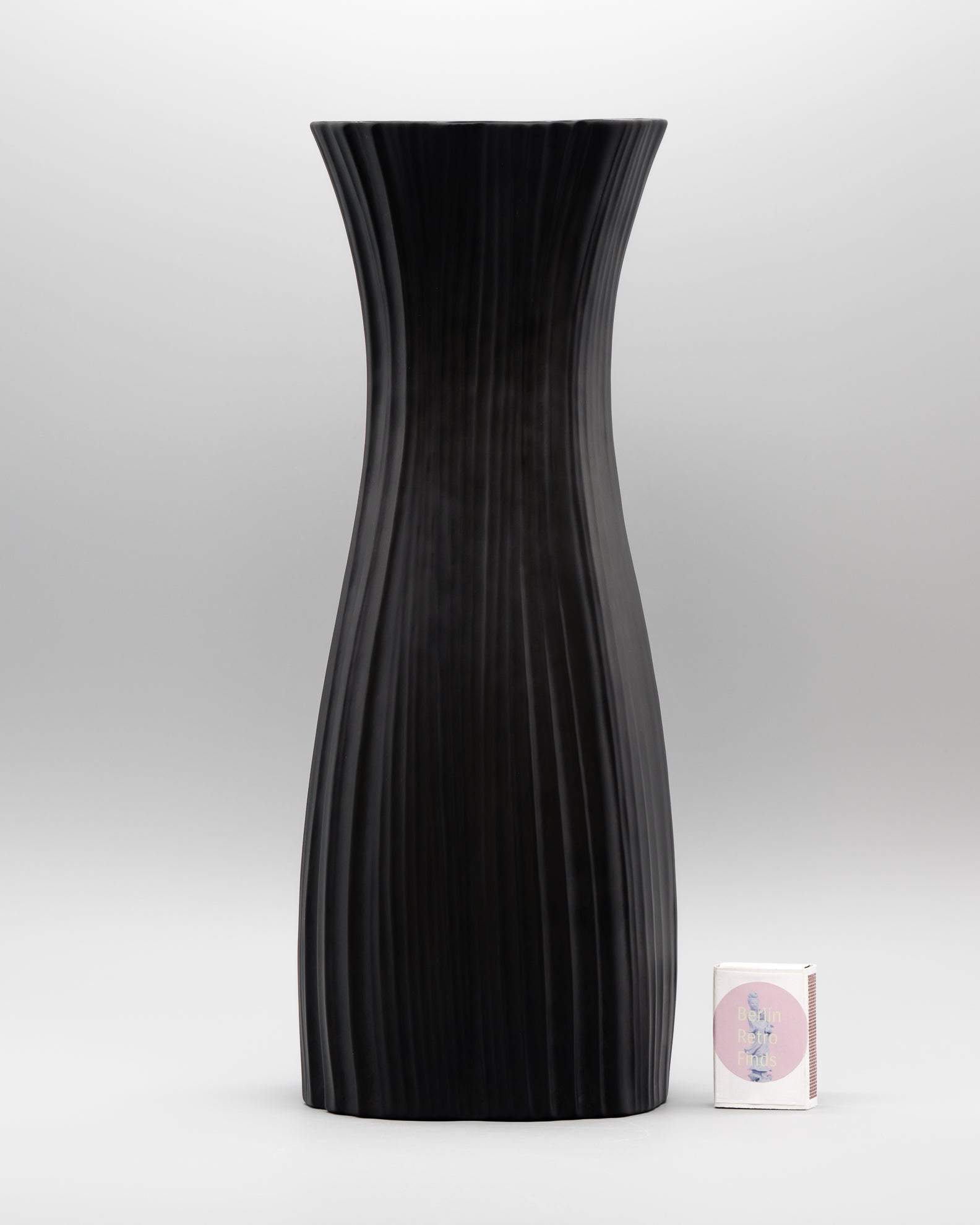 "Plissée" Bisque Porcelaine Noire Duo – Martin Freyer for Rosenthal, 1960s