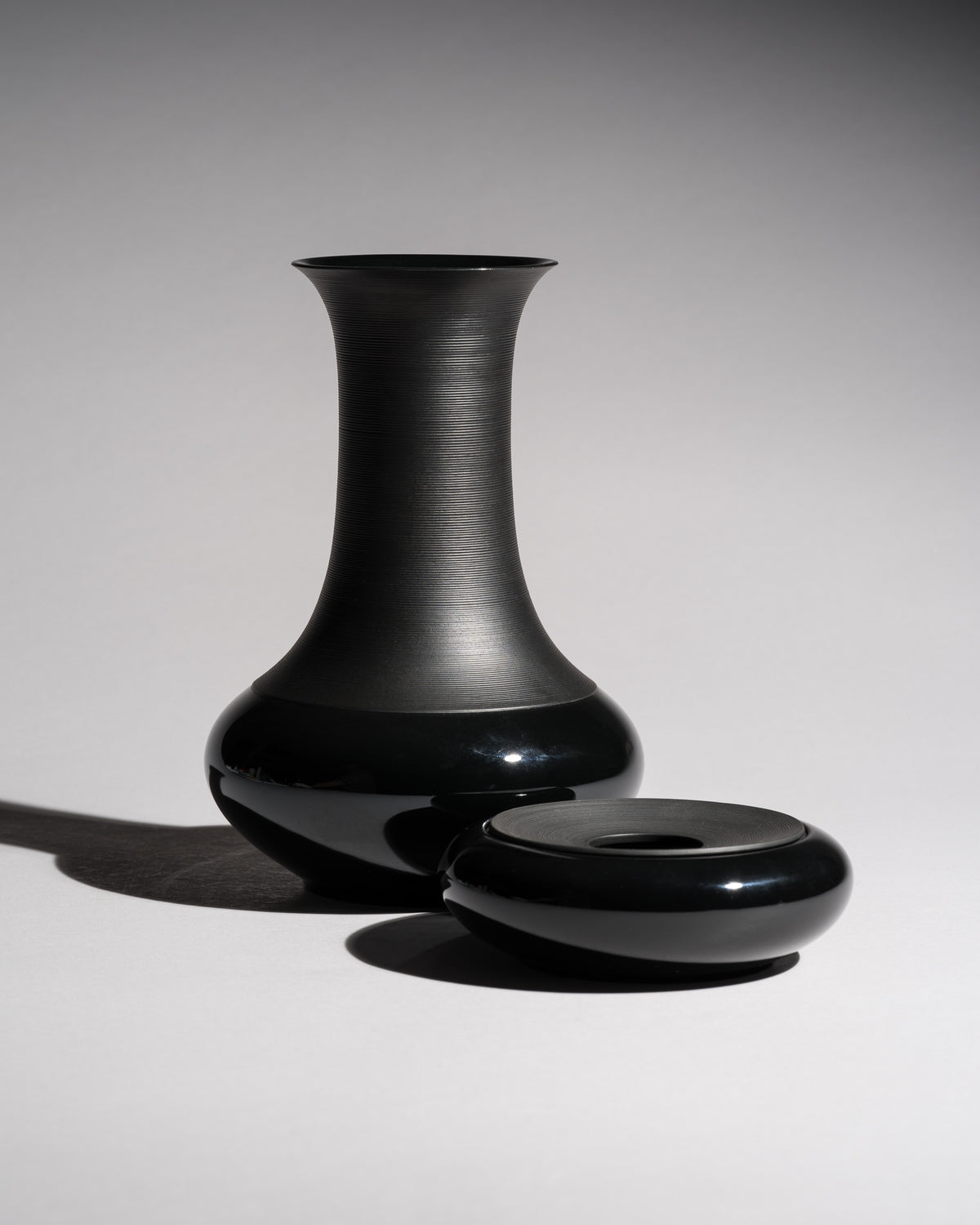 Porcelaine Noire Vase & Ashtray Duo – Tapio Wirkkala for Rosenthal, 1960s