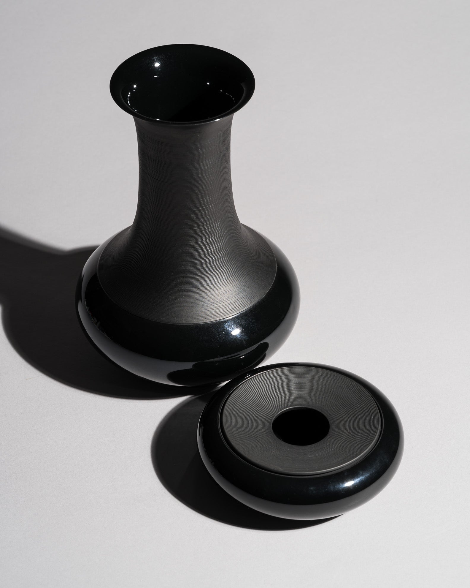 Porcelaine Noire Vase & Ashtray Duo – Tapio Wirkkala for Rosenthal, 1960s