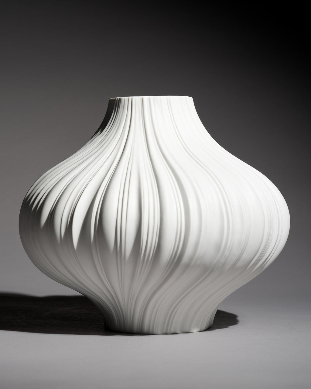 Plissé Matte White Porcelain Vase - Martin Freyer for Rosenthal, late 20th century