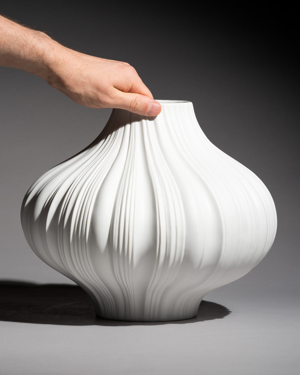 Plissé Matte White Porcelain Vase - Martin Freyer for Rosenthal, late 20th century