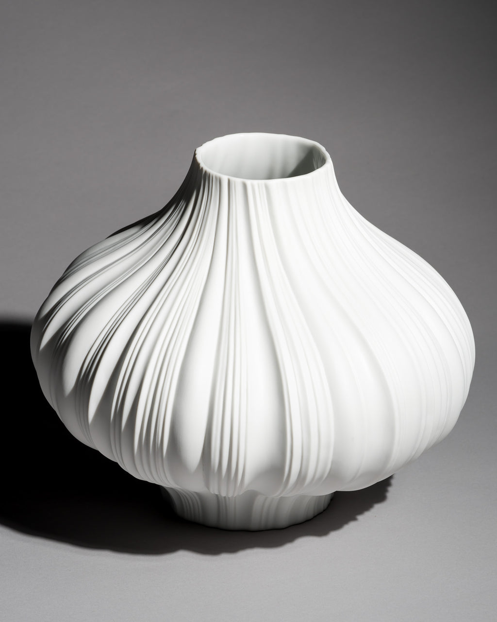 Plissé Matte White Porcelain Vase - Martin Freyer for Rosenthal, late 20th century
