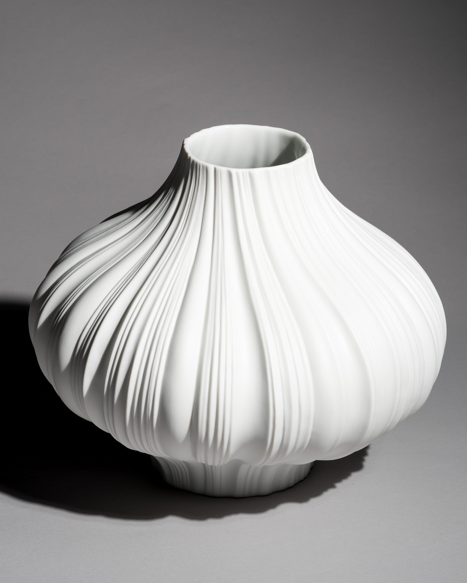Plissé Matte White Porcelain Vase - Martin Freyer for Rosenthal, late 20th century