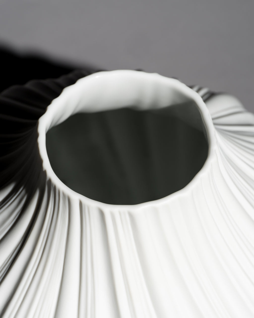 Plissé Matte White Porcelain Vase - Martin Freyer for Rosenthal, late 20th century