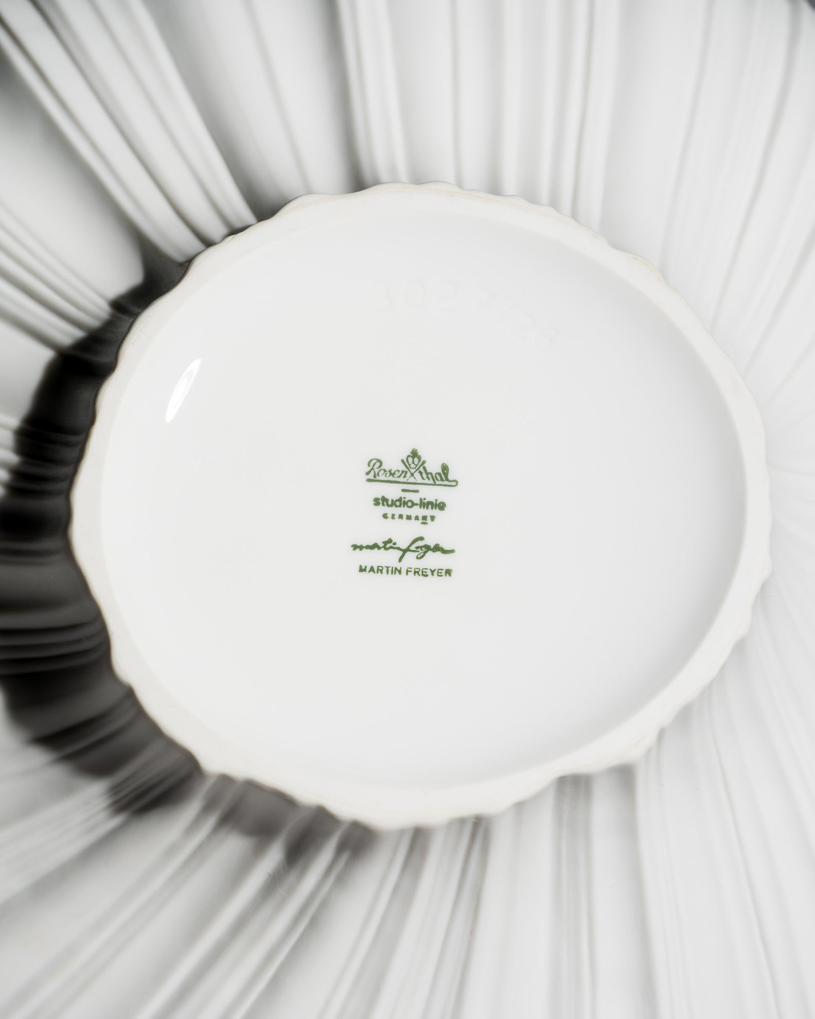 Plissé Matte White Porcelain Vase - Martin Freyer for Rosenthal, late 20th century