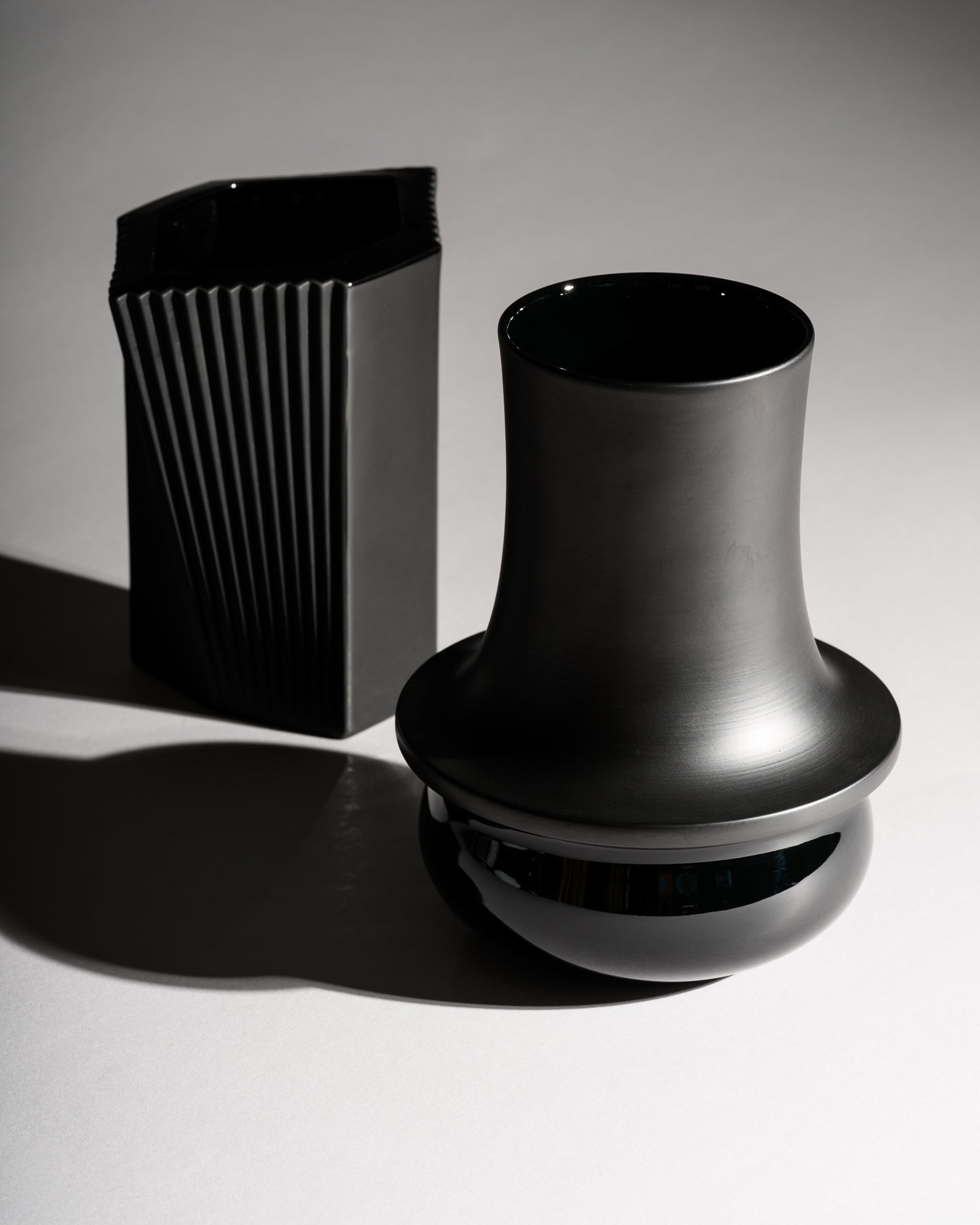 Contrasting Black Porcelain Duo – Wolf Karnagel & Sami Wirkkala for Rosenthal, 1980s–1990s