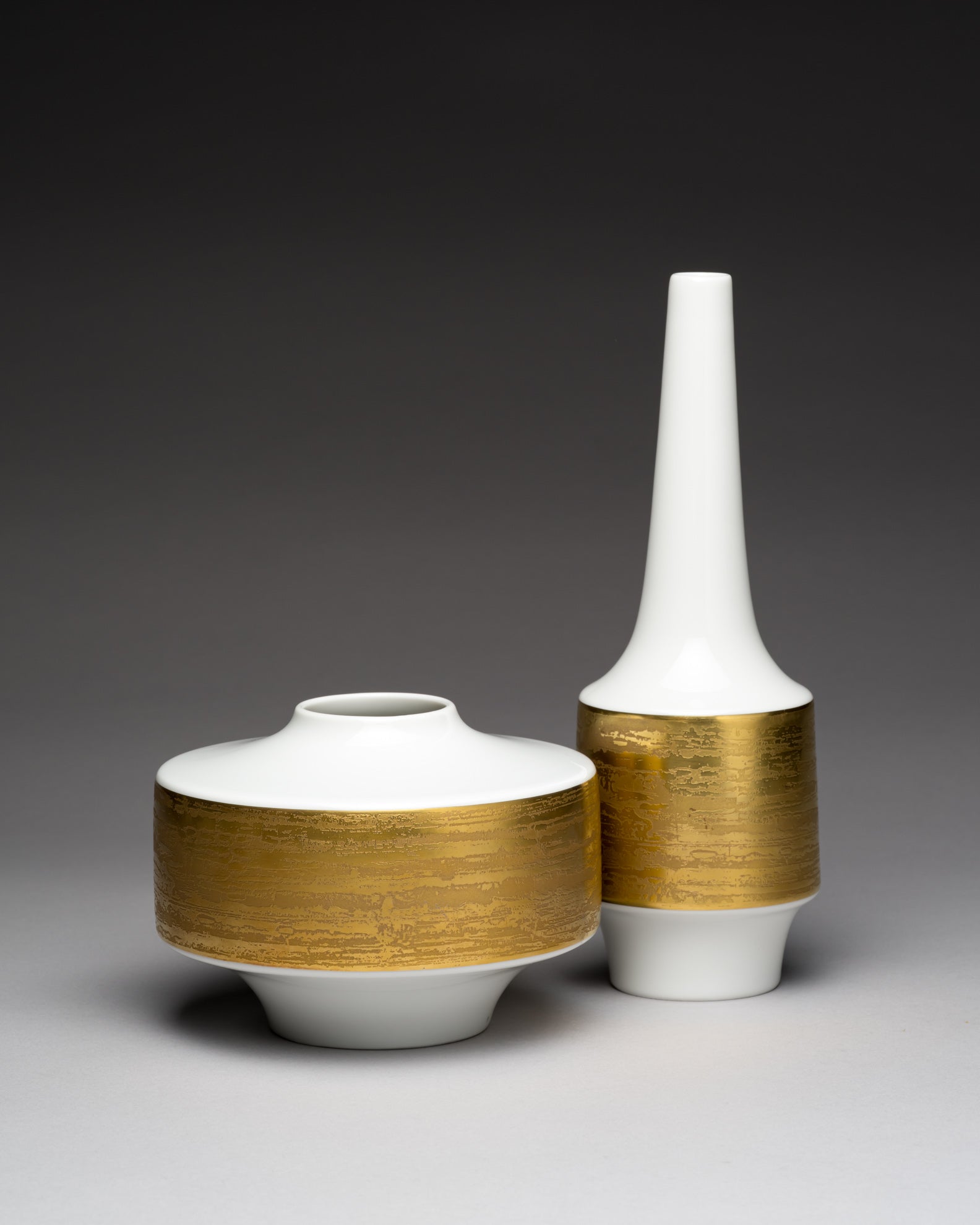 White & Gold Porcelain Vase Duo – Heinrich & Co., 1960s