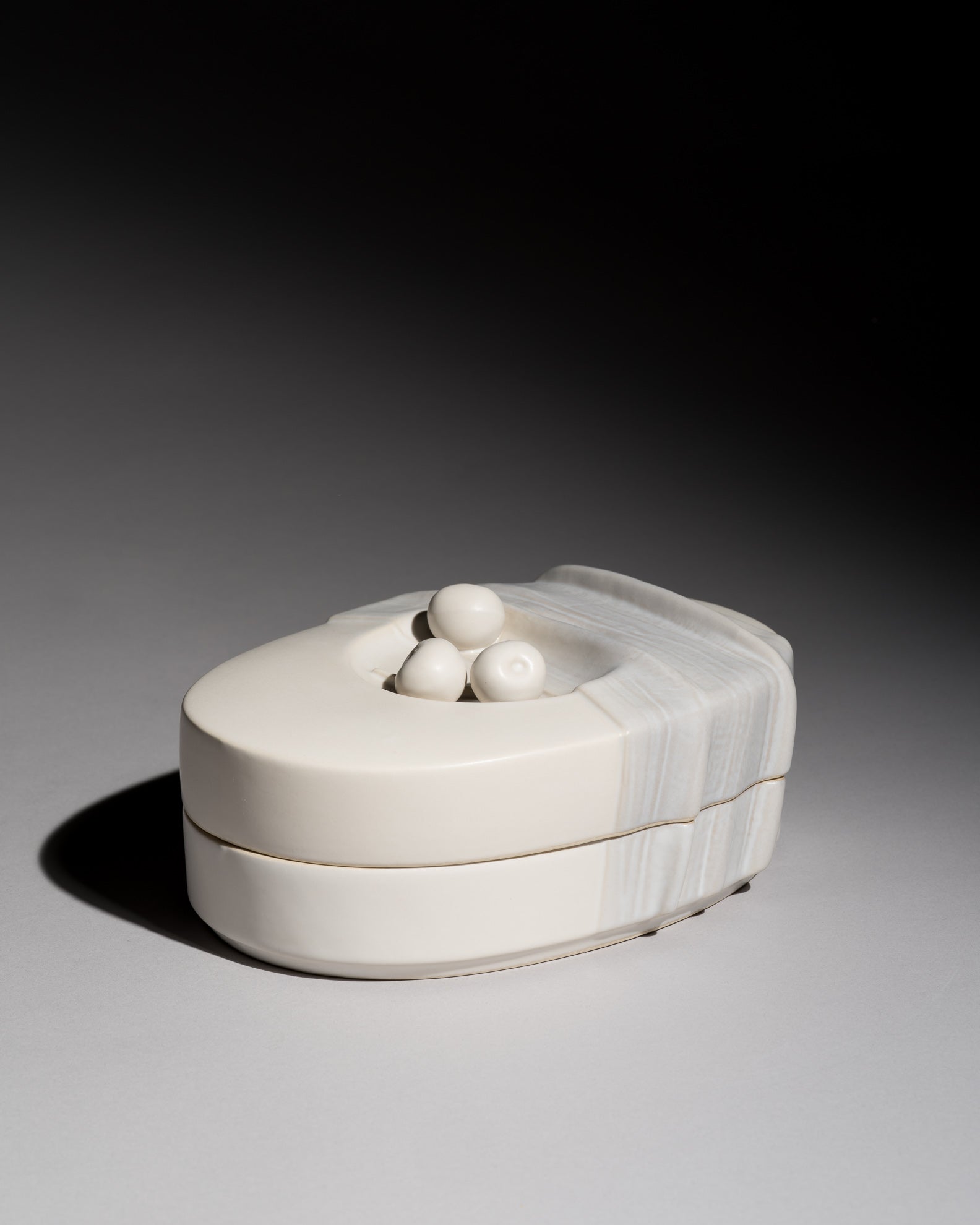 “Still Life” Porcelain Box  – Antje Brüggemann-Breckwoldt for Rosenthal, 1980s