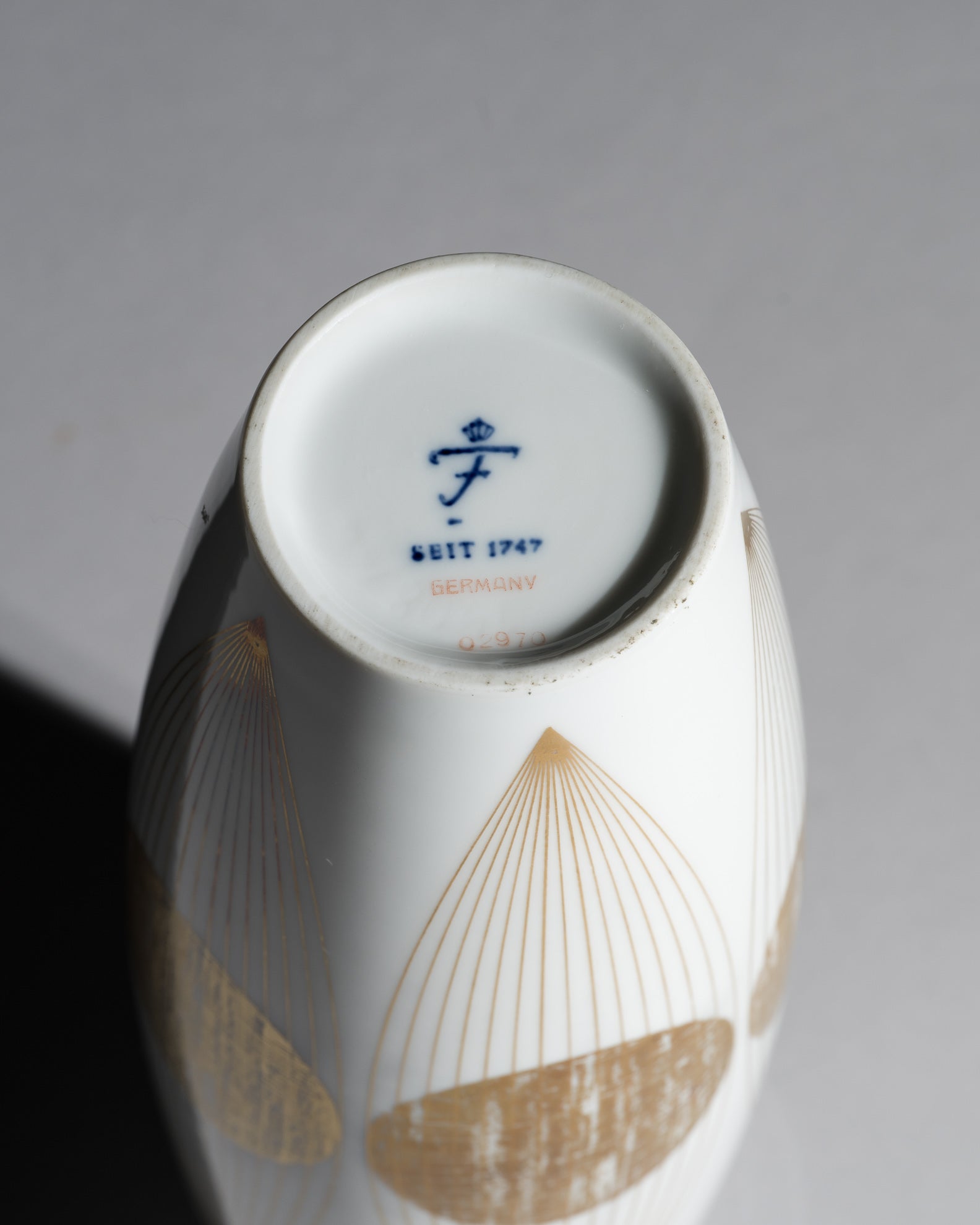 White & Gold Kugel-Ellipsen Porcelain Vase – Ernst August Sundermann for Fürstenberg, 1972