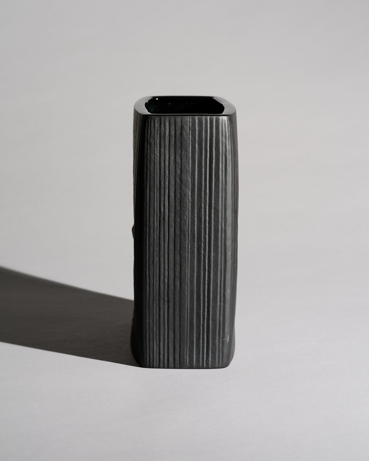 Porcelaine Noire Vase – Martin Freyer for Rosenthal, 1970s