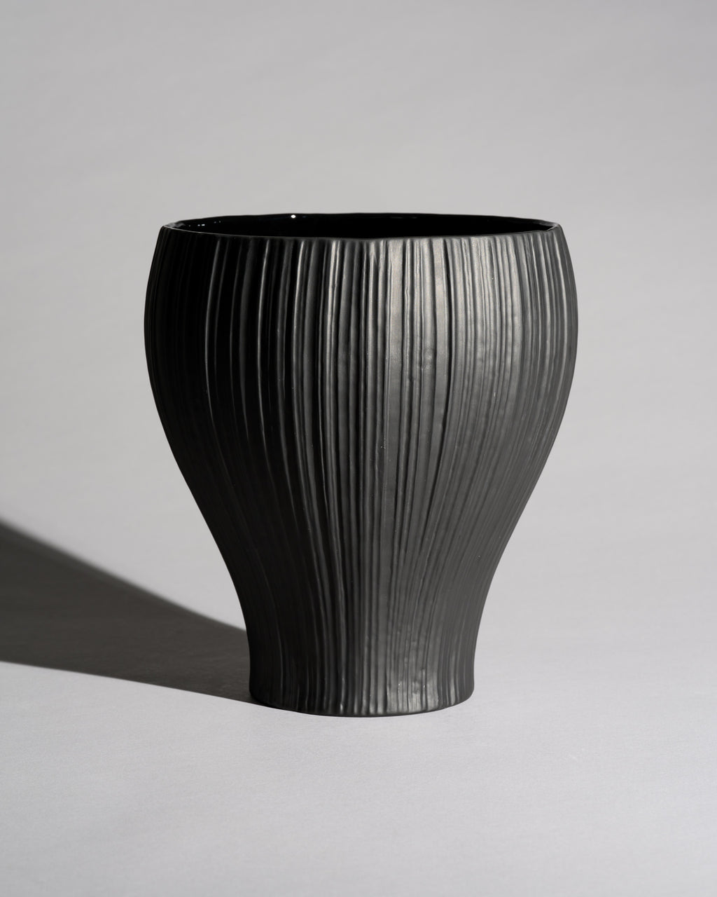 “Plissée” Porcelaine Noire Vase – Martin Freyer for Rosenthal, 1970s