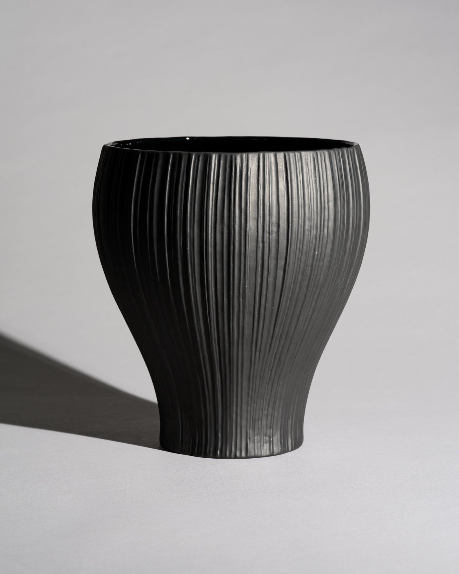 “Plissée” Porcelaine Noire Vase – Martin Freyer for Rosenthal, 1970s