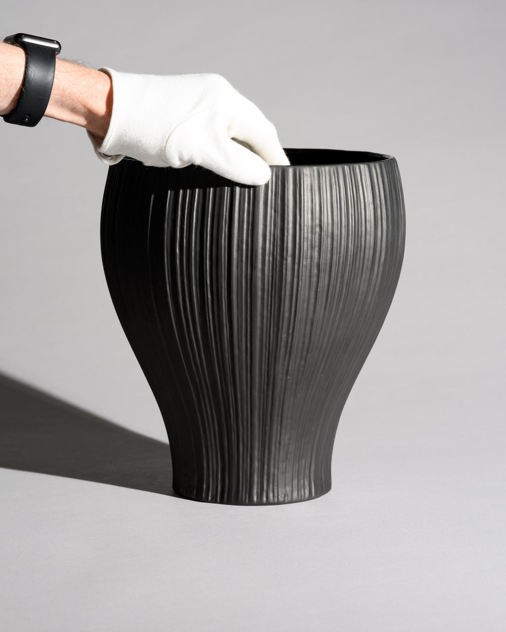 “Plissée” Porcelaine Noire Vase – Martin Freyer for Rosenthal, 1970s