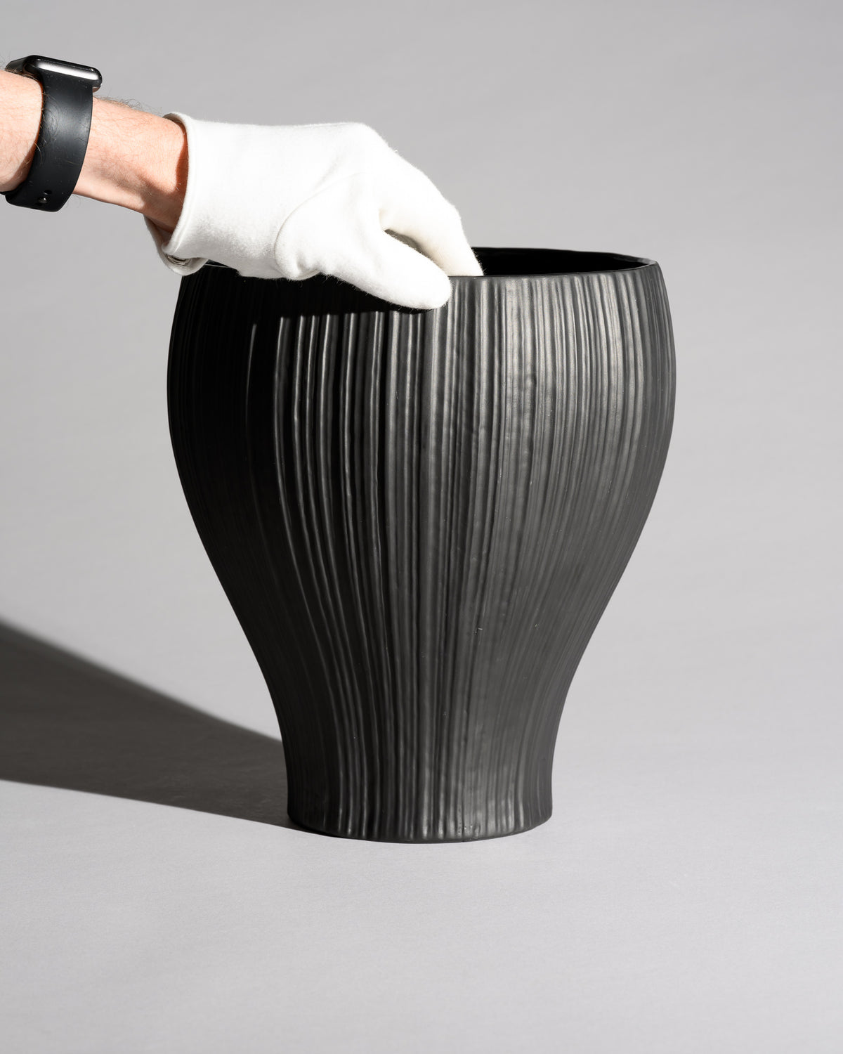 “Plissée” Porcelaine Noire Vase – Martin Freyer for Rosenthal, 1970s