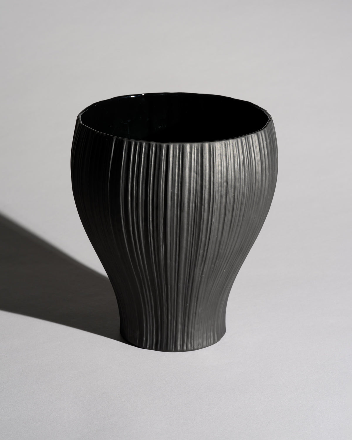 “Plissée” Porcelaine Noire Vase – Martin Freyer for Rosenthal, 1970s