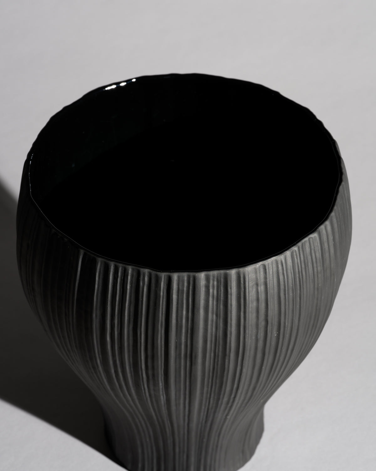 “Plissée” Porcelaine Noire Vase – Martin Freyer for Rosenthal, 1970s