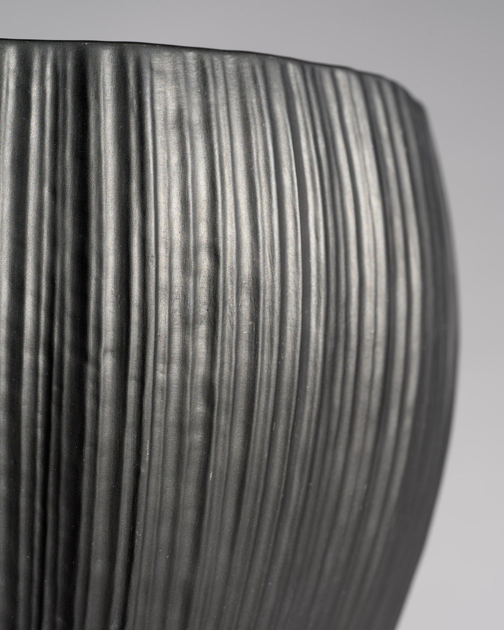 “Plissée” Porcelaine Noire Vase – Martin Freyer for Rosenthal, 1970s