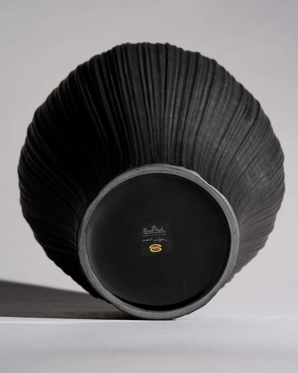 “Plissée” Porcelaine Noire Vase – Martin Freyer for Rosenthal, 1970s