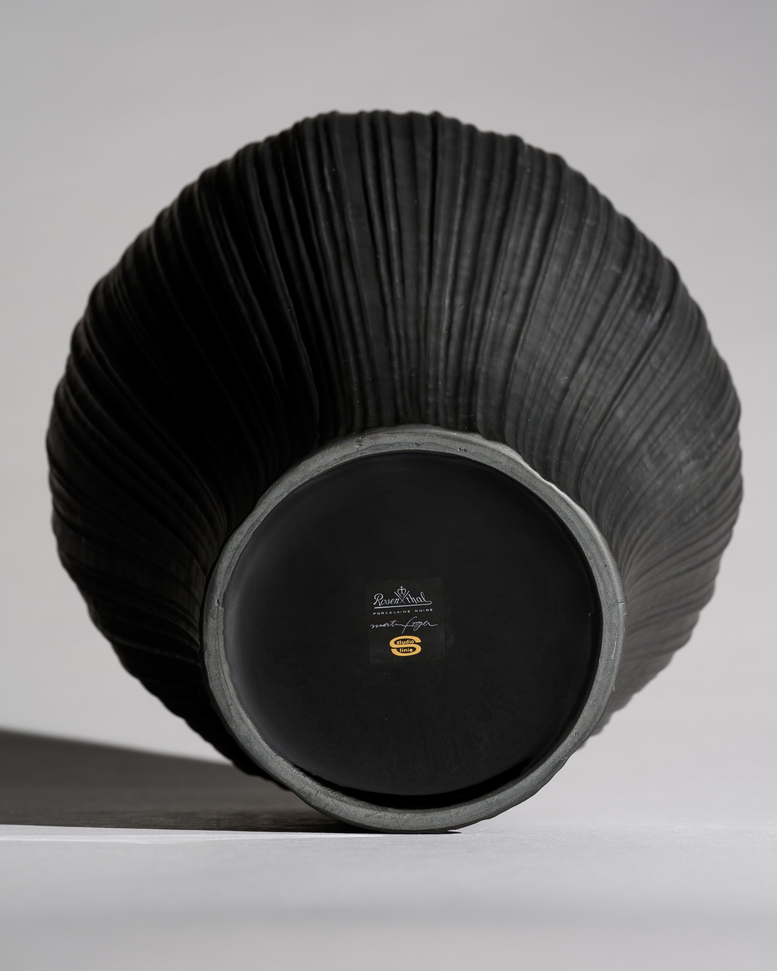 “Plissée” Porcelaine Noire Vase – Martin Freyer for Rosenthal, 1970s