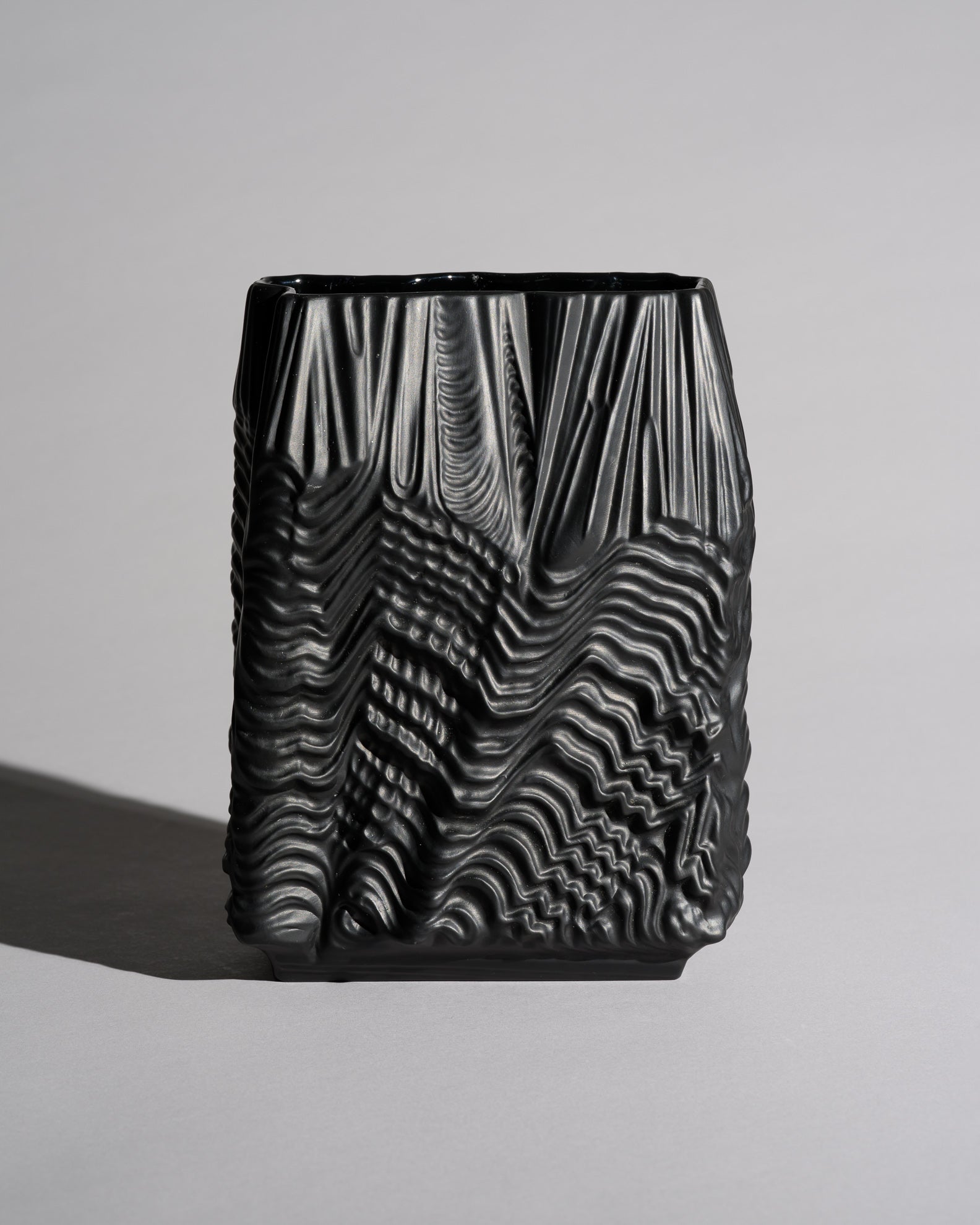“Kaskade” Porcelaine Noire Vase – Martin Freyer for Rosenthal, 1970s