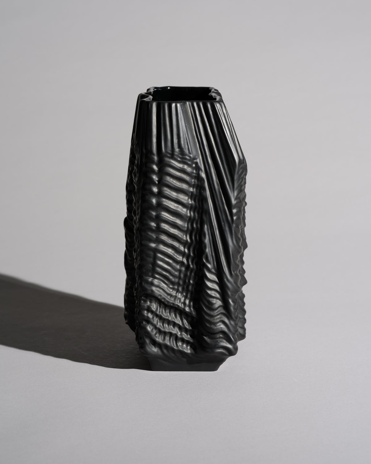 “Kaskade” Porcelaine Noire Vase – Martin Freyer for Rosenthal, 1970s