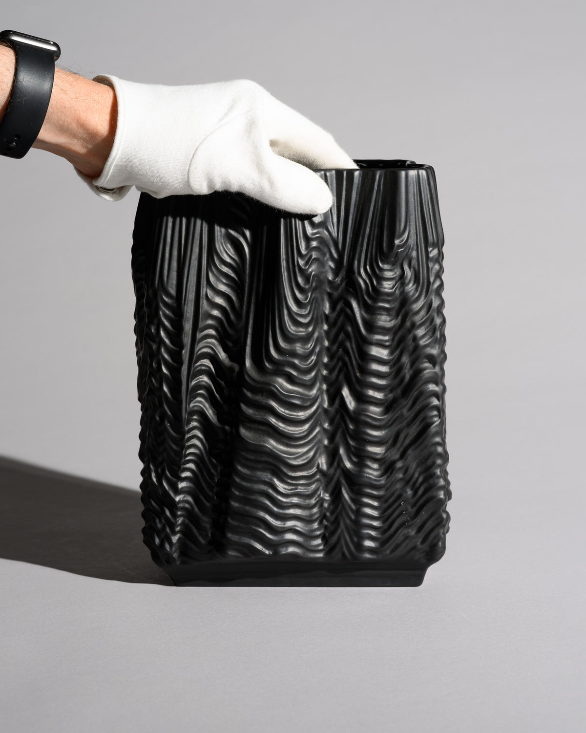 “Kaskade” Porcelaine Noire Vase – Martin Freyer for Rosenthal, 1970s