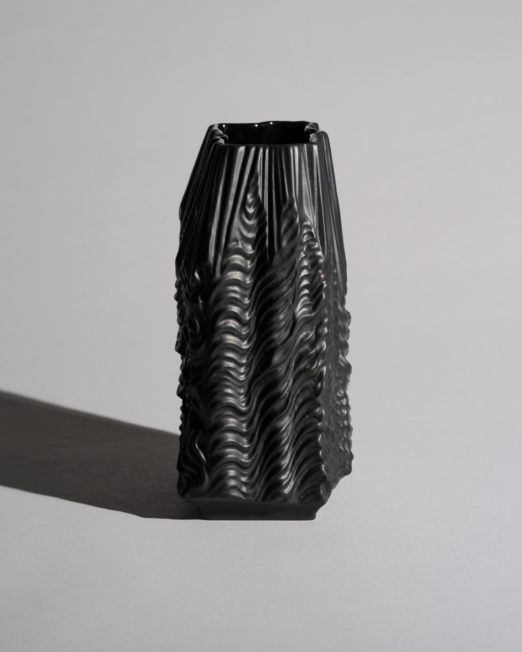 “Kaskade” Porcelaine Noire Vase – Martin Freyer for Rosenthal, 1970s