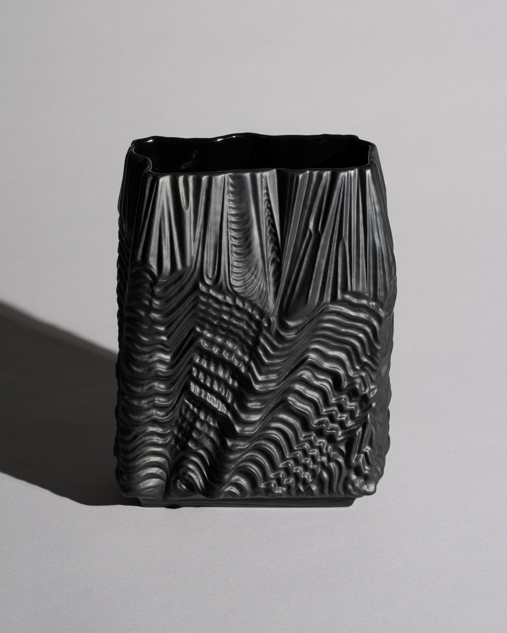 “Kaskade” Porcelaine Noire Vase – Martin Freyer for Rosenthal, 1970s