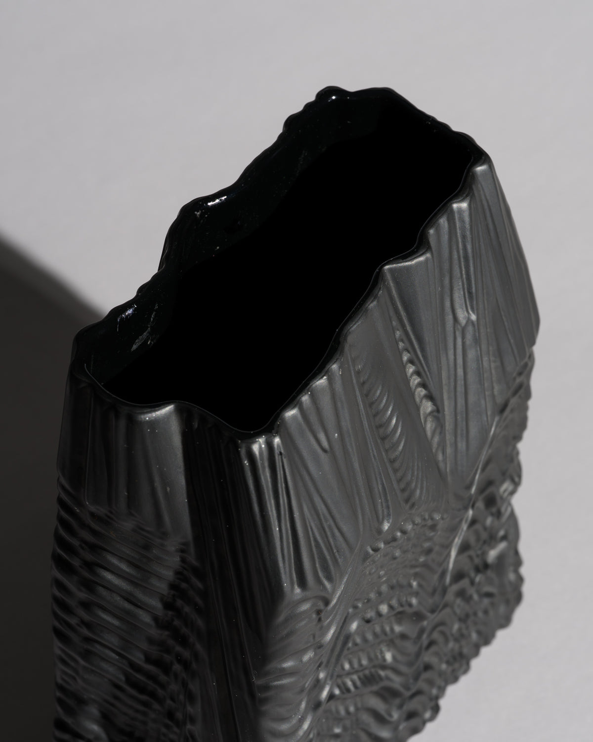 “Kaskade” Porcelaine Noire Vase – Martin Freyer for Rosenthal, 1970s