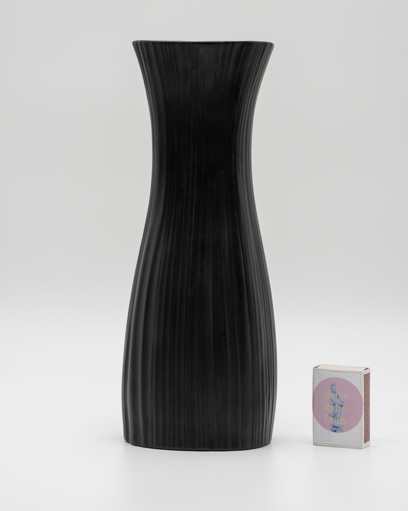 "Plissée" Bisque Porcelaine Noire Duo – Martin Freyer for Rosenthal, 1960s