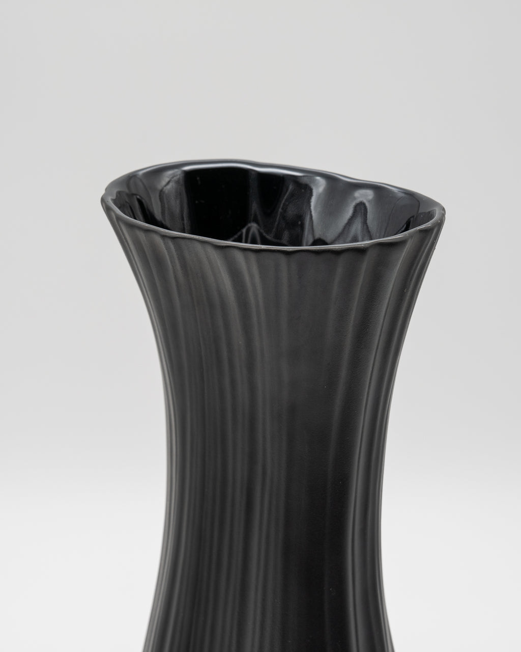 "Plissée" Bisque Porcelaine Noire Duo – Martin Freyer for Rosenthal, 1960s