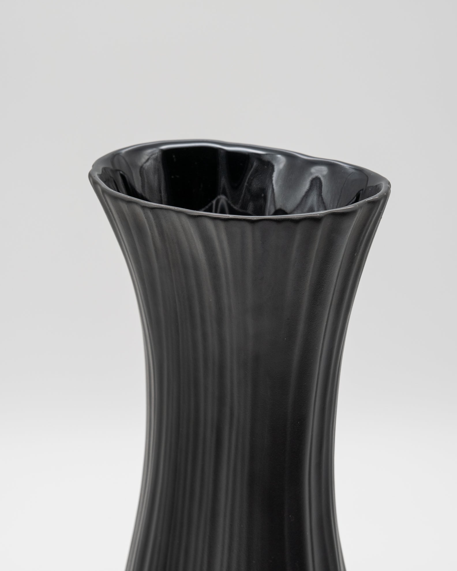 "Plissée" Bisque Porcelaine Noire Duo – Martin Freyer for Rosenthal, 1960s