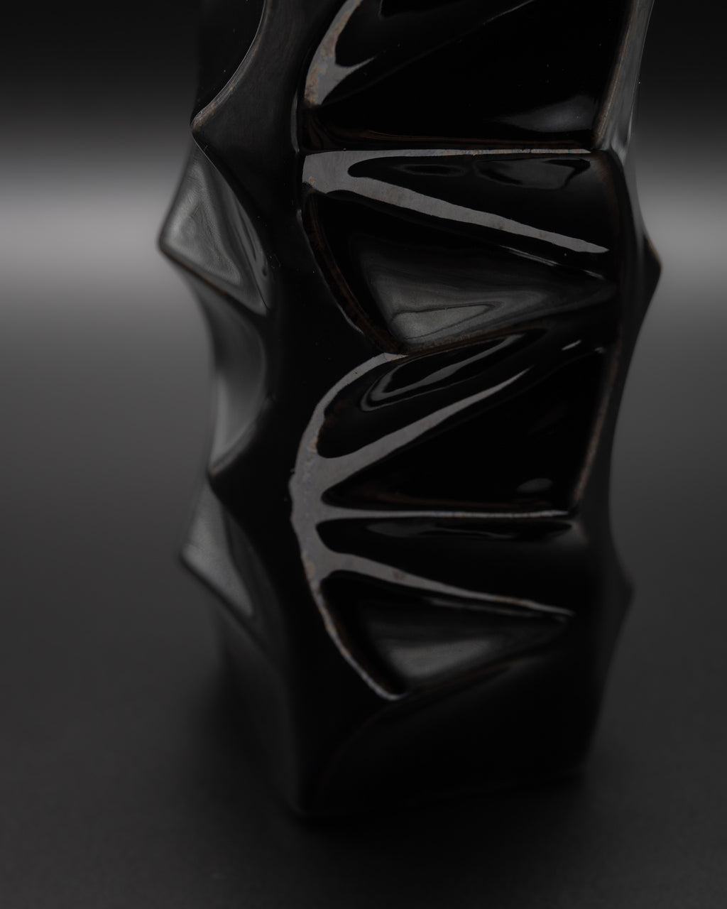 Black Glazed Porcelain Vase – Heinrich Fuchs for Hutschenreuther, 1960s–1970s