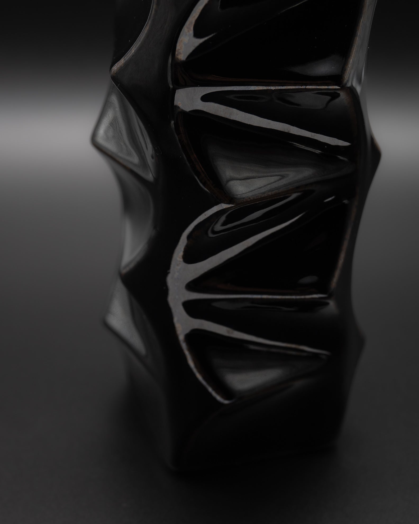 Black Glazed Porcelain Vase – Heinrich Fuchs for Hutschenreuther, 1960s–1970s